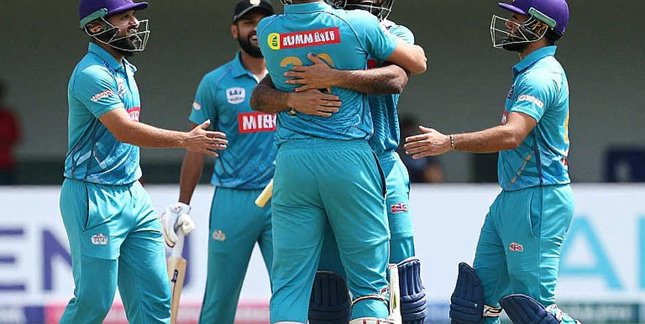 ব্রেসওয়েলের ক্যাজুয়াল চুক্তি, কেলির কেন্দ্রীয় চুক্তি: নিউজিল্যান্ডের আসল খবর ছয় নম্বর সারিতে
